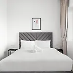 Luxurious 1-Bedroom Apart With Burj Khalifa View