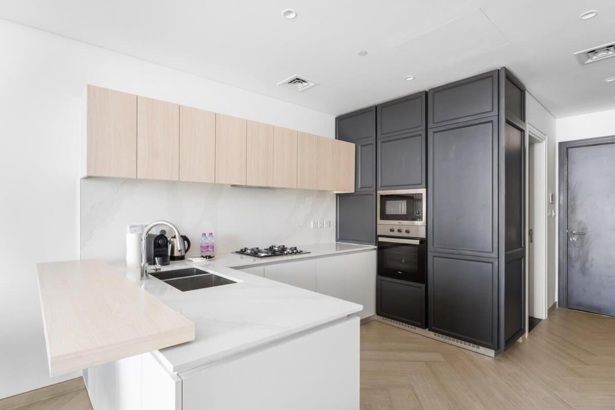 Luxurious 1-bedroom With Burj Khalifa View Apartment *