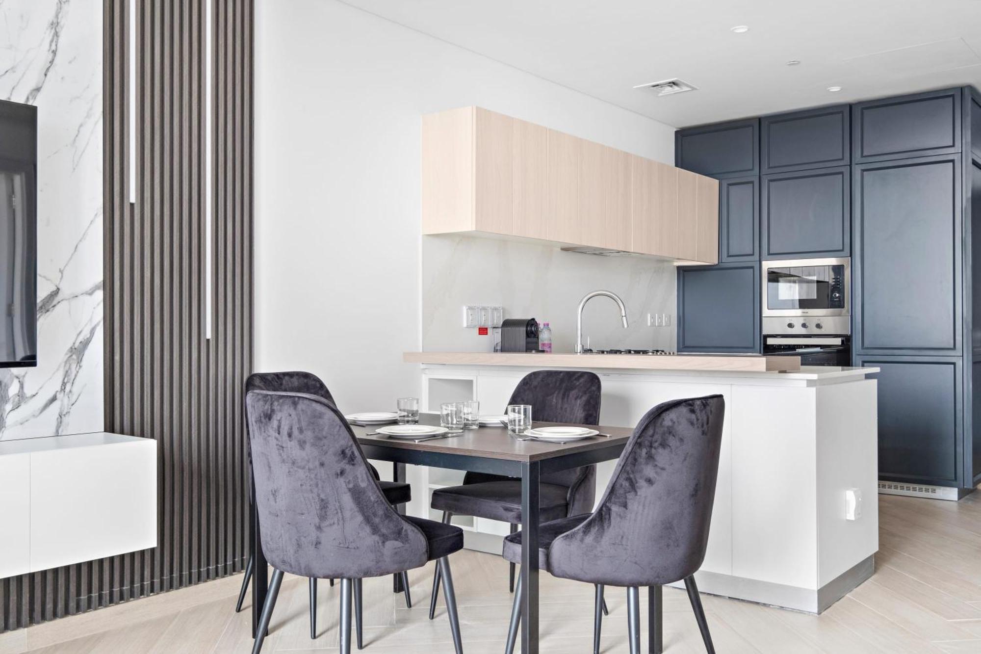 Luxurious 1-bedroom With Burj Khalifa View Apartment *